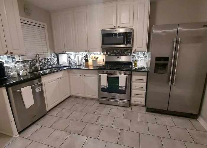 Holiday home King Bed-pet Friendly- Sleeps 7- Close To Everything-tcu-magnolia-cultural District-hospitals-at&t Stadium