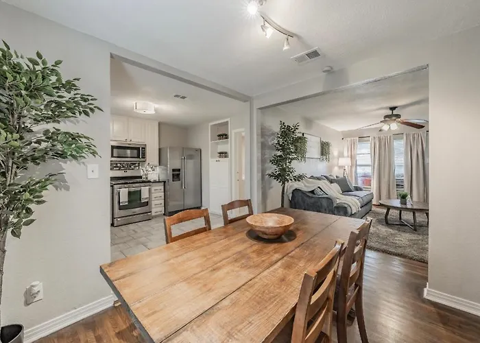 King Bed-pet Friendly- Sleeps 7- Close To Everything-tcu-magnolia-cultural District-hospitals-at&t Stadium Holiday home Fort Worth